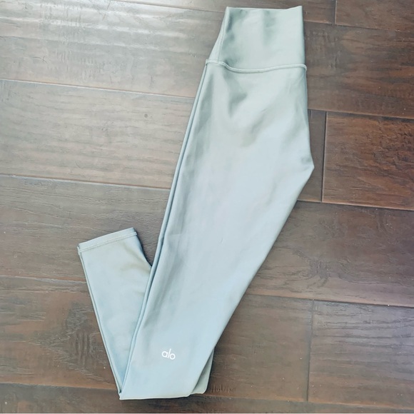 ALO Yoga Pants - Alo Yoga 7/8 High-Waist Airlift Leggings - Light Green | M